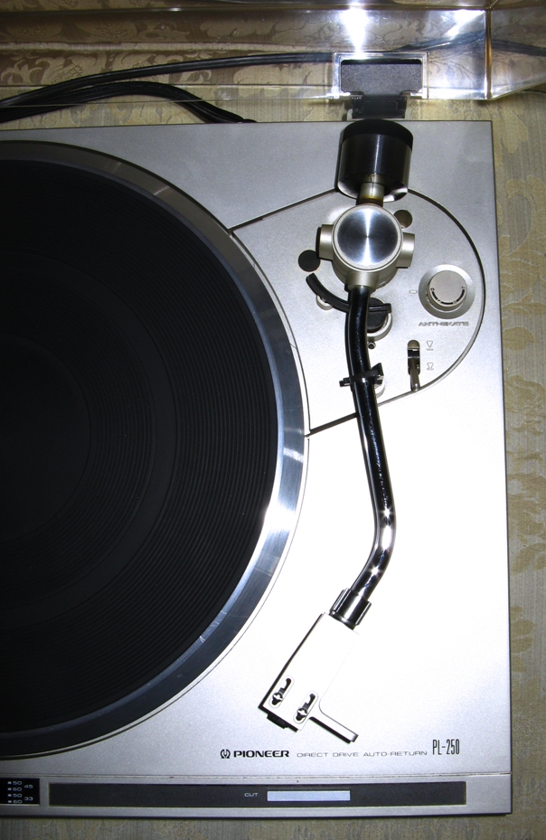 Tonearm and Controls View